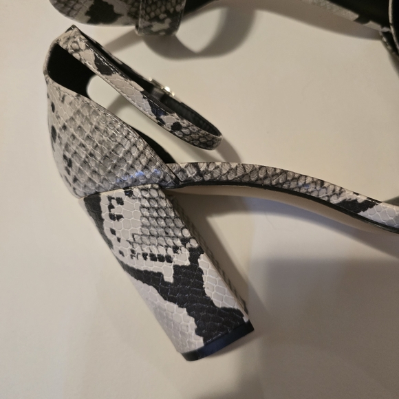 MADDEN GIRL Snake Skin Animal Print Block Heel Open Toe Sandals Size 9M - Picture 8 of 15